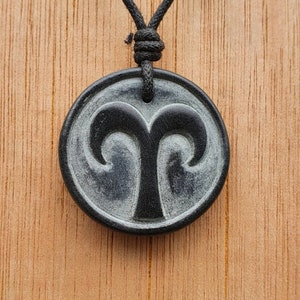 Widder Sternzeichen Symbol Halskette | Widder Horoskop Sternzeichen Charm Anhänger Schmuck | Von mir selbst handgeschnitzt aus Naturstein