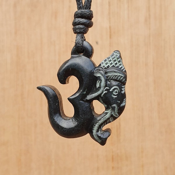 Pendentif Om Aum | Collier Ohm Ganesh | Symbole du son de l'univers | Bijoux de yoga spirituel unisexe en pierre naturelle sculptés à la main | Bonne chance