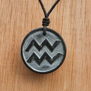 Wassermann Sternzeichen Symbol Halskette | Wassermann Horoskop Sternzeichen Charm Anhänger Schmuck | Von mir selbst handgeschnitzt aus Naturstein