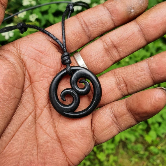 Corroer Mus Estrecho Colgante espiral celta / Collar de símbolos en espiral Joyería - Etsy México