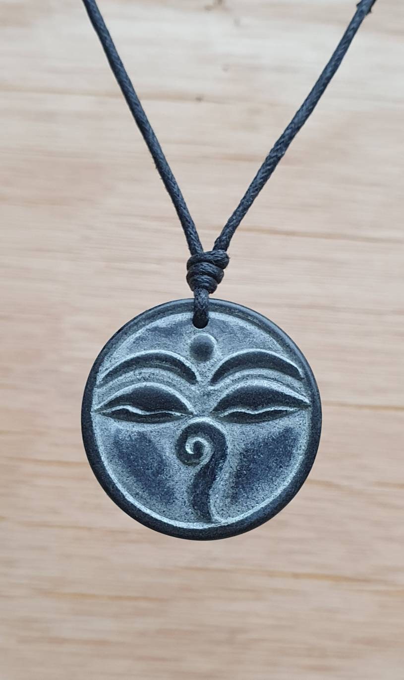 Ciondolo Buddha Sotto L'Albero Della Bodhi In Acciaio Inox - Gioiello Spirituale Ipoallergenico Per Meditazione E Pace Interiore - Con Catena Omaggio