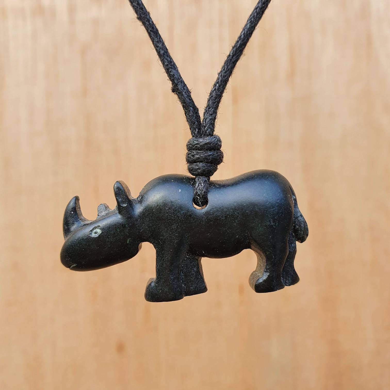 Nashorn Halskette Geschnitzter Stein Nashorn Anhänger | Etsy