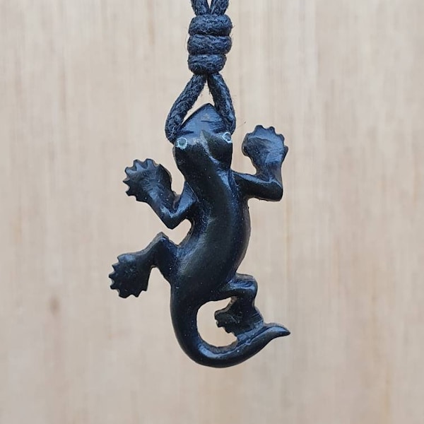 Pendentif Gecko | Bijoux collier lézard | Charme animal salamandre | Talisman de symbole de reptile | Sculpté à la main à partir de pierre naturelle par moi-même