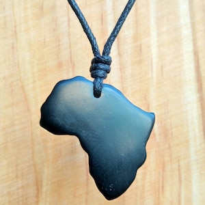 Colgante del continente africano / Collar con dije del continente africano / Joyería tallada a mano en piedra natural por mí /
