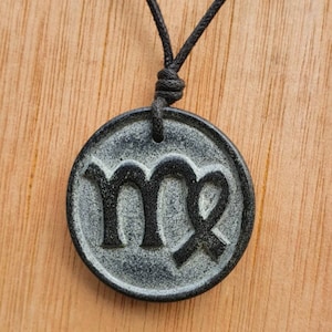 Virgo Zodiac Symbol Anhänger Halskette | Jungfrau Horoskop Sternzeichen Charm Anhänger Schmuck | Von mir selbst handgeschnitzt aus Naturstein