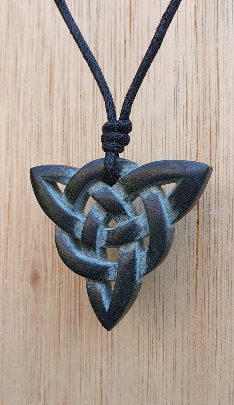 EUEAVAN Triquetra Halskette – Keltischer Dreifaltigkeitsknoten, Edelstahl | Mystisches Amulett Für Frauen & Männer