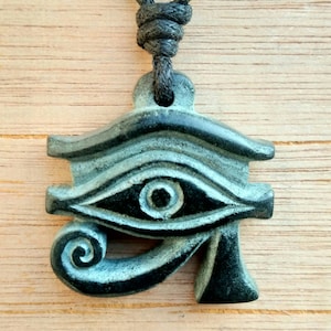 Auge des Horus Anhänger | Handgeschnitzt aus Naturstein | Ägypten Symbol Talisman Schmuck | Schutz Halskette | Handgemacht von mir