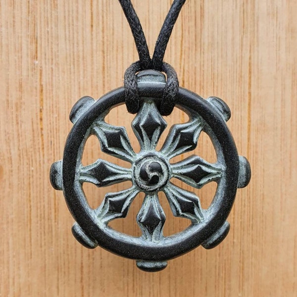 Pendentif Dharmachakra | Collier roue du dharma | cercle de la vie | symbole bouddhiste du chemin octuple | Sculpté à la main dans de la pierre naturelle par moi-même