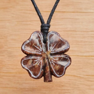 Vierblättriges Kleeblatt | Kleeblatt Halskette | Viel Glück Charm Schmuck | Irisches Symbol St Patrick | Handgeschnitzt von mir selbst aus Naturstein