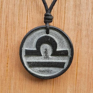 Libra Sternzeichen Symbol Anhänger Halskette | Libra Horoskop Sternzeichen Charm Anhänger Schmuck | Von mir selbst handgeschnitzt aus Naturstein