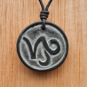 Steinbock Sternzeichen Symbol Halskette | Steinbock Horoskop Sternzeichen Charm Anhänger Schmuck | Von mir selbst handgeschnitzt aus Naturstein