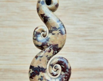 Keltischer Spiralanhänger | Baum des Lebens Halskette Schmuck | Symbol des Neuanfangs, des Wohlstands und der Ewigkeit | Handgeschnitzt aus Naturstein