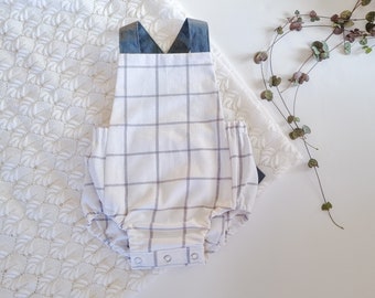 Wit linnen babyromper met dunne grijze strepen, indie babykleding, linnen handgemaakte babyoutfit