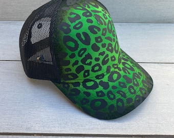 Bleach Out x Hand Dyed Green x Boné Snapback com Estampa de Leopardo Fosco