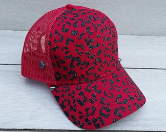 Boné Snapback com Glitter e Estampa de Leopardo Vermelho x Preto