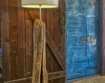 Stehlampe aus Treibholz und Metall, exklusiv und originell