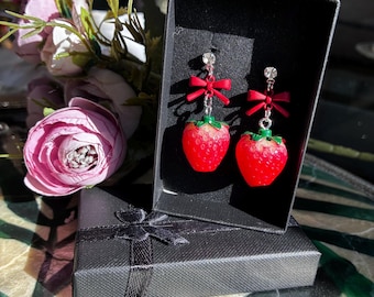 Strawberry earrings with bow - Stud closure