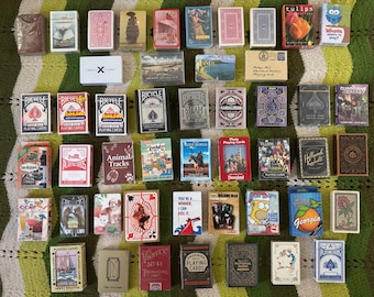 Barajas de cartas variadas, completas y selladas