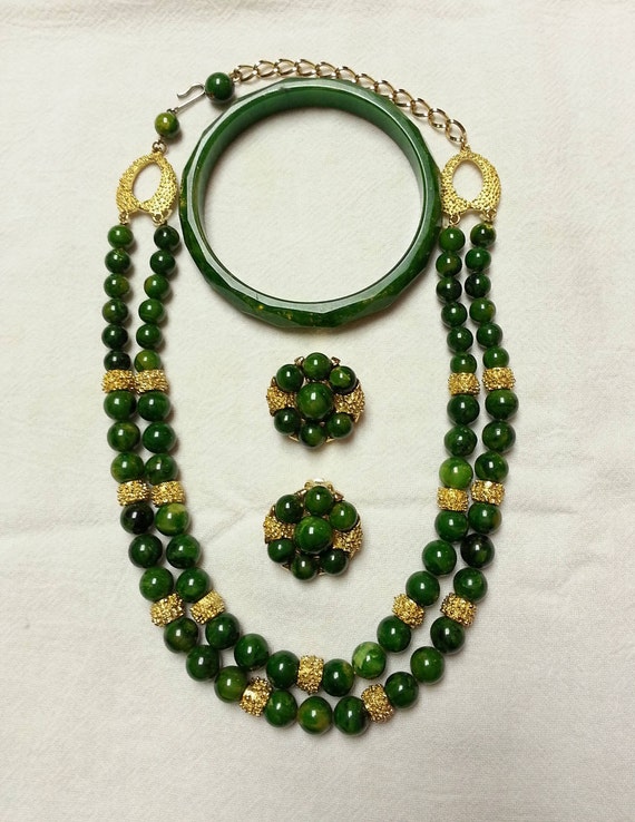 Vintage, green stone bead and gold tone spacers ne