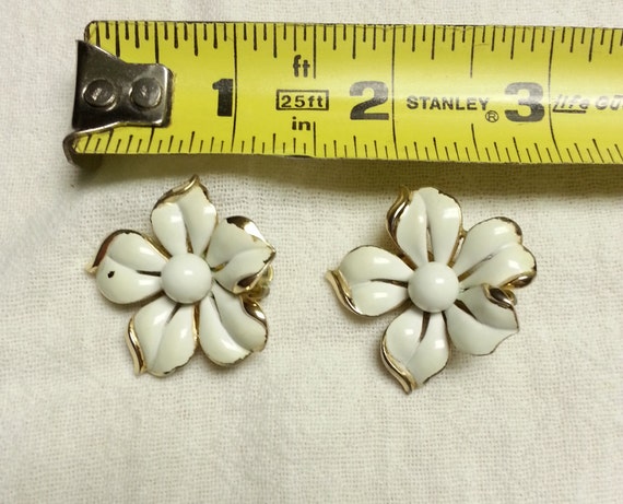 Vintage, Crown Trifari, white enamel floral earri… - image 5