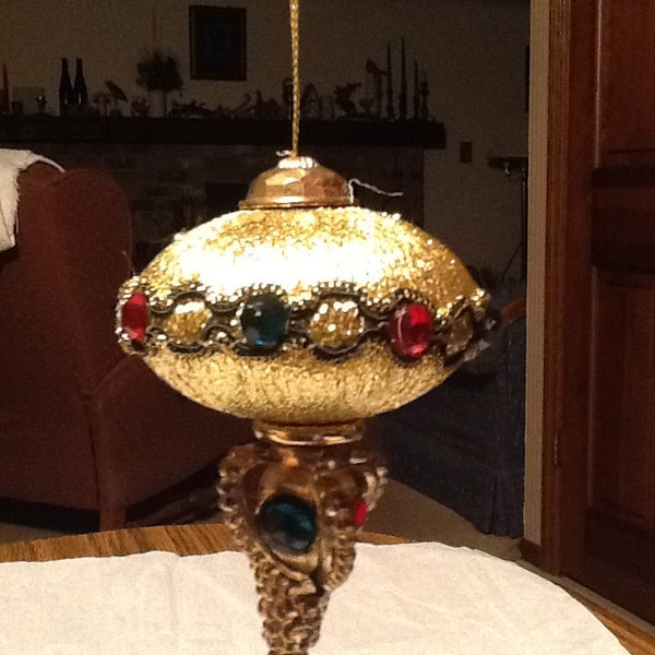 Adorno vintage, de inspiración oriental de oro y gemas para Navidad