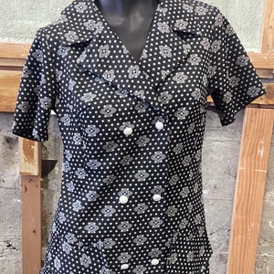 Peut inclure: Une robe à motif noir et blanc avec une fermeture à double boutonnage et des manches courtes.