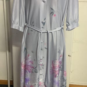 1970er Jahre Maxi Morgenmantel, Lounge Wear, Lady Eskay Robe, Brunch Mantel, Hausmantel Polyester, rosa auf grau mit Blumen bedruckt