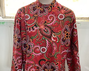 Funky jaren '70 bloemenpaisley, hoge hals, blouse met lange mouwen en ritssluiting aan de achterkant, rood, oranje, groen en roze