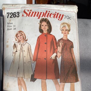Puede incluir: Patrón de costura vintage Simplicity número 7263 para un vestido. El patrón es para una señorita talla 14 con un busto de 86 cm. El patrón muestra tres estilos de vestidos diferentes, uno en rojo, uno en blanco y uno en cuadros.