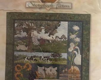 Może przedstawiać: Opakowanie wzoru na kołdrę Storybook Farm z kolażem scen z farmy, w tym krowami, świniami, słonecznikami, kotem, gęsiami i strachem na wróble. Opakowanie zawiera tekst Storybook Farm oraz wymiary 52 cale x 56 cali.