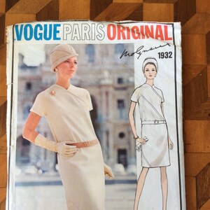 Puede incluir: Patrón de costura vintage Vogue Paris Original con un vestido color crema con sombrero y guantes a juego. El patrón incluye un dibujo del vestido y el texto "Vogue Paris Original" y "Molyneux 1932".
