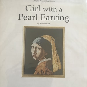 Può includere: Uno schema per punto croce o ricamo a punto per "La ragazza con l'orecchino di perla" di Jan Vermeer. Lo schema è tabulato e include 18 colori di filo, diagrammi di punto e istruzioni. La dimensione del disegno finito è di circa 21,5 cm di larghezza per 23 cm di altezza.