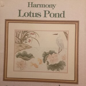 Harmony Lotus Pond Cross Stitch Chart Pattern Serendipity Designs por Carolyn Meacham, Folleto L30, 1991 , Heron, Koi