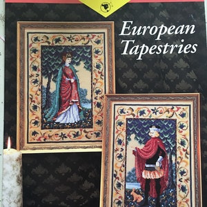 Può includere: Libretto di punto croce con due arazzi europei. La copertina mostra una donna e un uomo in abiti medievali, entrambi in piedi in un giardino. Il titolo del modello è "Arazzi europei" e il libretto è di Marie Barber. Il numero dell'articolo è 2225 e il prezzo è di 5,50 €.