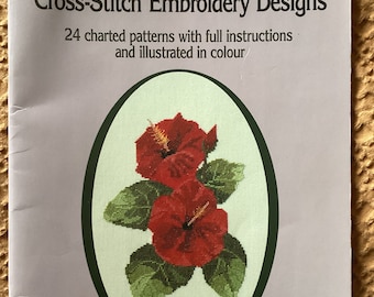 Livro de desenhos de bordado em ponto cruz da Nova Zelândia, por Margaret Barrett. 24 gráficos com flora e fauna.