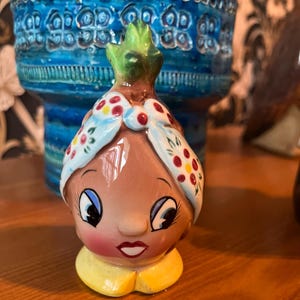 Seltene Single Py Miyao Anthropomorphic Ananas Salz oder Pfeffer Streuer aus Japan, Handbemalt