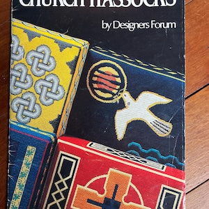 以下が含まれることがあります： Designers Forumによる「CHURCH HASSOCKS」というタイトルのソフトカバー本。表紙には、黄色、青、赤の背景を持つニードルポイントクッションのコラージュが描かれており、複雑な幾何学模様、白い鳩、十字架のデザインが特徴です。