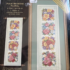 Peut inclure: Kit de point de croix compté Dimensions Gold Collection, intitulé "Four Seasons Floral". Le kit comprend un motif de 20 cm x 60 cm. Le motif présente quatre compositions florales avec une bordure dorée.