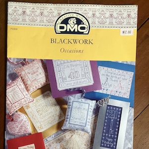 Puede incluir: Una portada de libro de patrones de punto de cruz titulada "Blackwork Occasions". La portada presenta una variedad de diseños de punto de cruz coloridos, que incluyen un corazón, una casa y una llave. El libro está publicado por DMC Creative World.