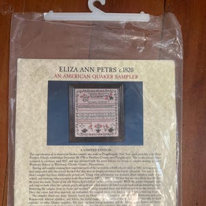 以下が含まれることがあります： 1820年頃にニューヨーク州ポキプシーのナイン・パートナーズ・スクールで作られた、アメリカン・クエーカー・サンプラーの複製です。サンプラーには、カラフルなアルファベット、詩、枝に止まっている鳥が描かれています。サンプラーは、30カウントのハンドダイされたリネンに、クイーンステッチとサテンステッチで刺繍されています。完成サイズは約40.6cmです。