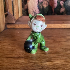 Vintage bowlingälva eller pixie-figur grön med rött hår