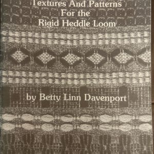 Textures et motifs pour métier à tisser à peigne rigide, ouvrage vintage de 1980 de Betty Linn Davenport, rare manuel d'instructions de tissage à la main épuisé.