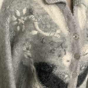 1980年代のモヘアのオーバーサイズカーディガン、刺繍入りソフトグレー、黒と白