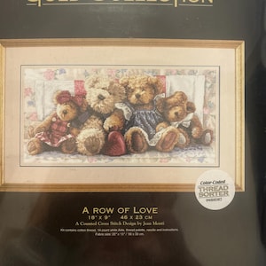 Puede incluir: Un kit de punto de cruz contado enmarcado de The Gold Collection, con cuatro osos de peluche. La obra de arte, titulada "A Row of Love", mide 46 x 23 cm e incluye un clasificador de hilos con código de color.