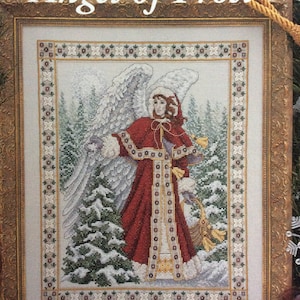 Può includere: Schema di punto croce con un angelo in una veste rossa con ali bianche, in piedi in una foresta innevata. Il modello è intitolato "Angel of Frost".