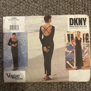 Pode incluir: Um padrão de costura Vogue Patterns vintage com um design DKNY. O padrão inclui um vestido longo preto com um detalhe nas costas em cruz. O tamanho do padrão é 12-14-16.