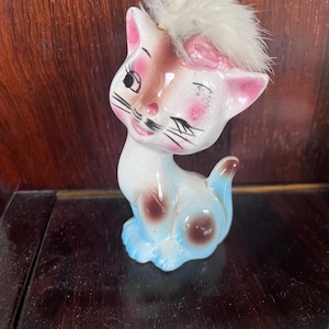 Vintage kitsch knipogend kattenornament, grote ogen, bont, midden van de eeuw