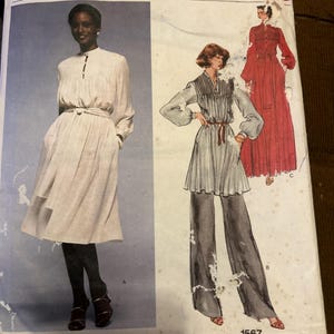 以下が含まれることがあります： クリスチャン・ディオールデザインのVogue Paris Original型紙封筒。白い膝丈のドレス、明るい色のチュニックとダークカラーのパンツ、赤いロングドレスのイラストが描かれており、型紙番号1567と記載されています。