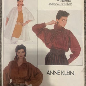 Może przedstawiać: Wzór szycia Vogue Patterns amerykańskiej projektantki Anne Klein. Okładka przedstawia trzy ilustracje mody. Numer wzoru to 2938.