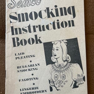 1940-talets krigstidsutgåva Semco Smocksömnadsinstruktionsbok, Laid Pleating, Bulgarisk Smocksöm, Fagottbroderi, Underklädesbroderi, Hur man smocker
